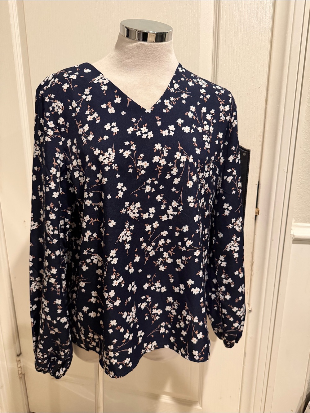 Womenโs Navy Floral V-Neck Blouse